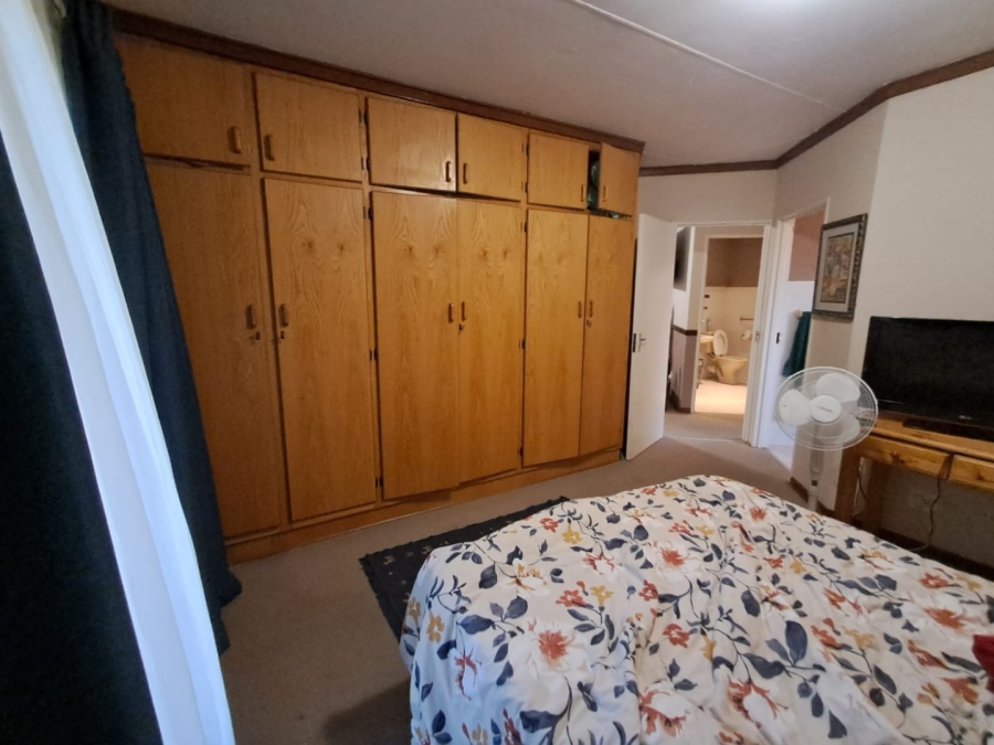 5 Bedroom Property for Sale in Langenhovenpark Free State